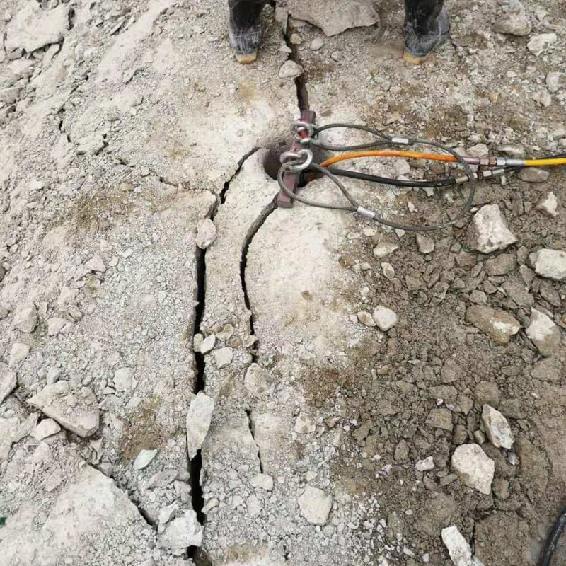 Piston rock splitter advantage