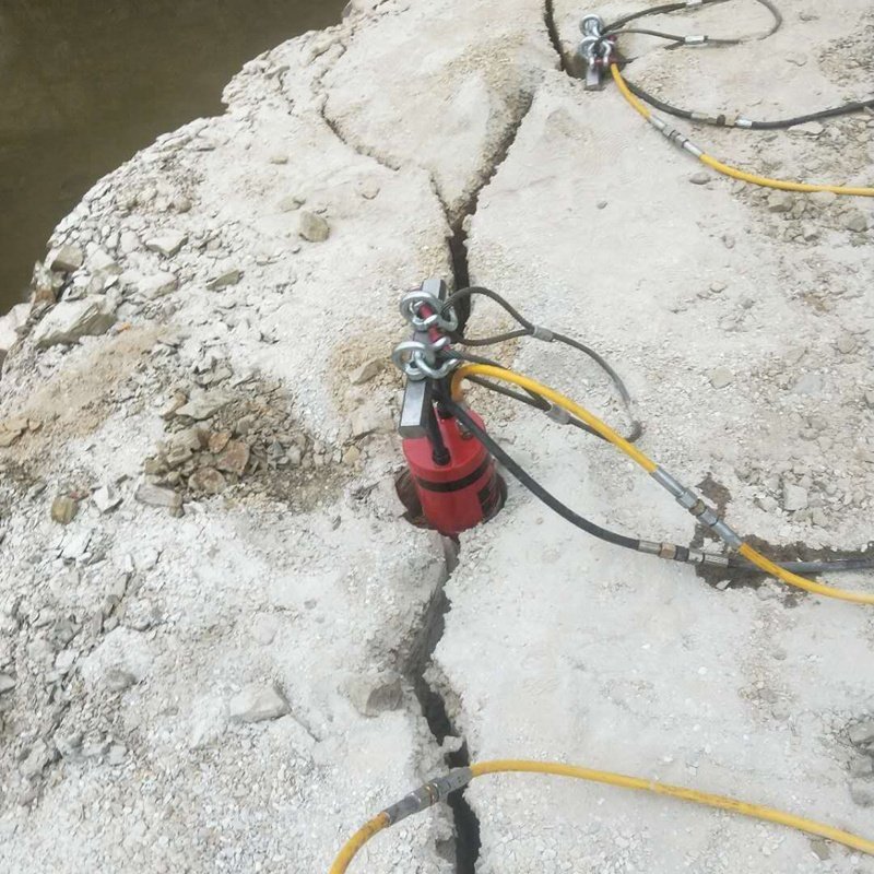 Piston rock splitter advantage