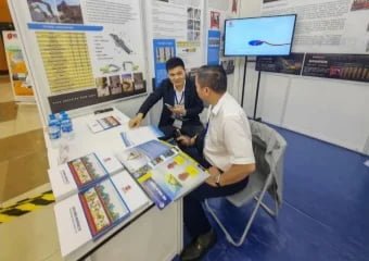 Zhongde Dingli exhibition booth showcasing static hydraulic rock breaking equipment and mining machinery