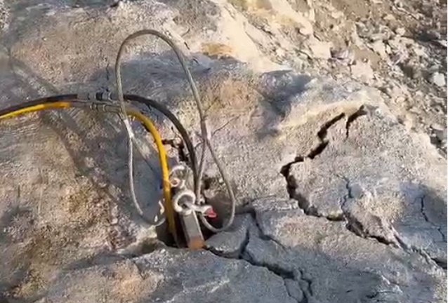 Foundation Excavation Case: Granite Breaking with 6 DL130 Piston Rock Splitters